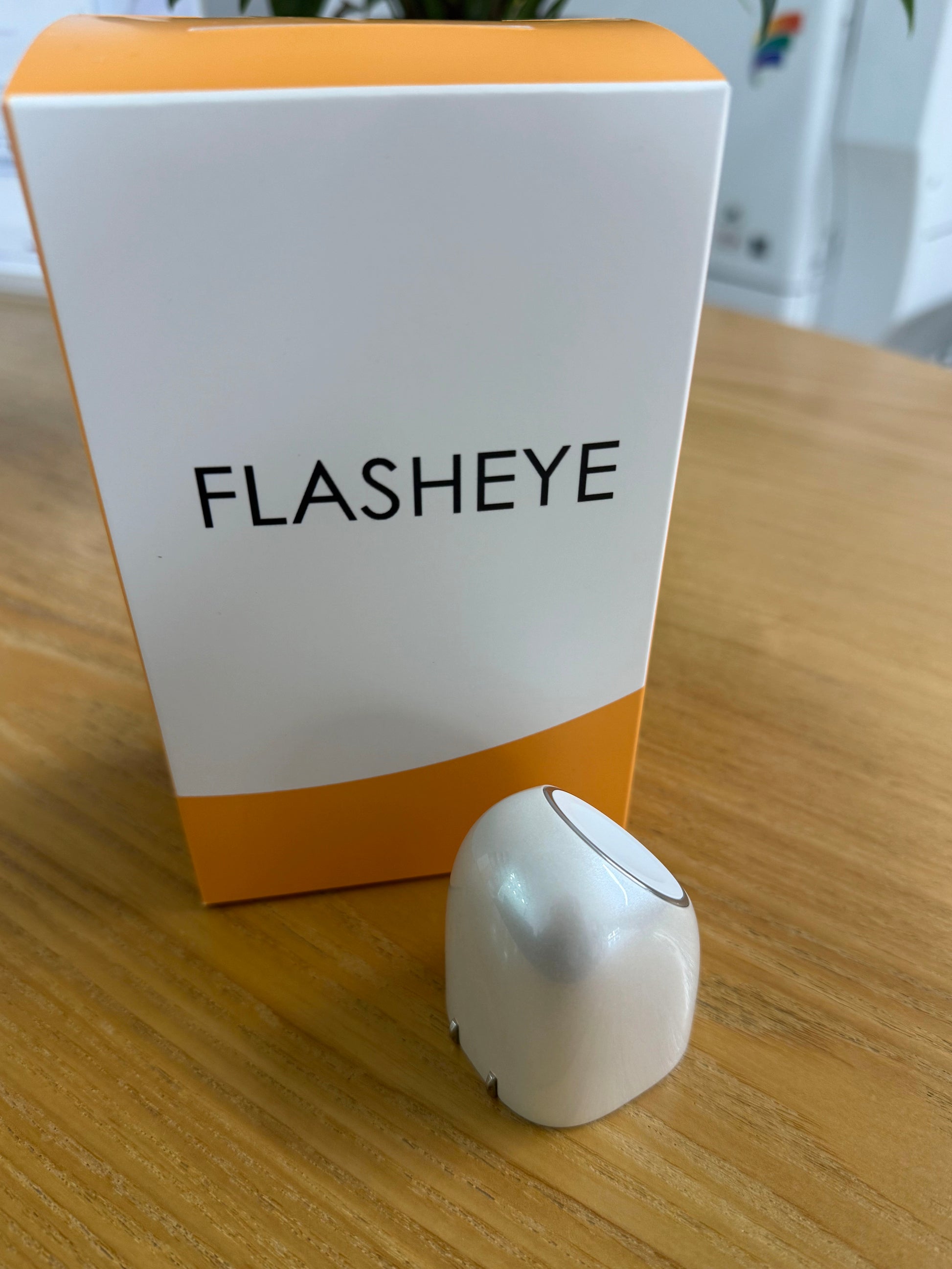 TORRAS FLASHEYE Wireless Charger, white model and packaging.