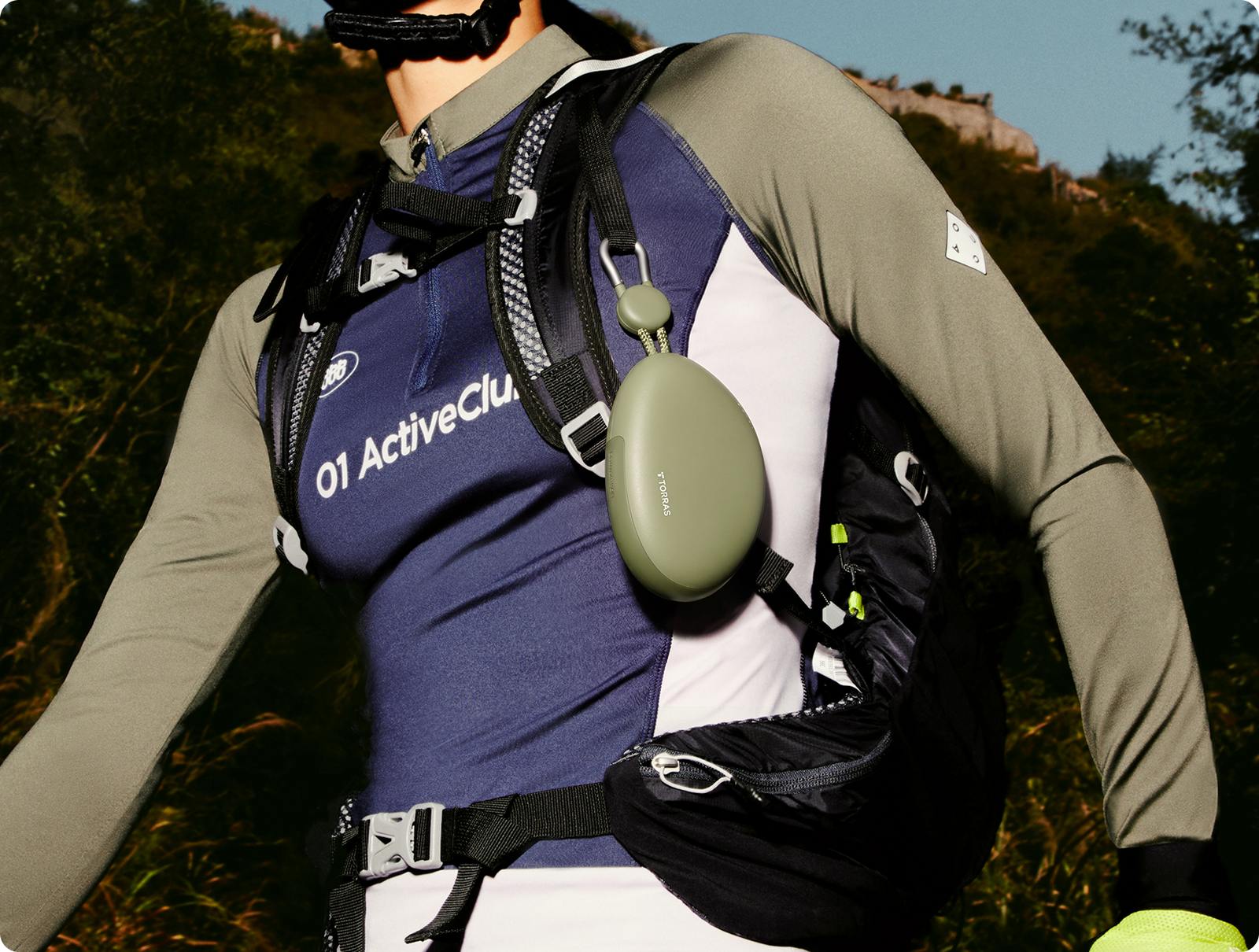 Runner with a TORRAS Pebble power bank on her vest